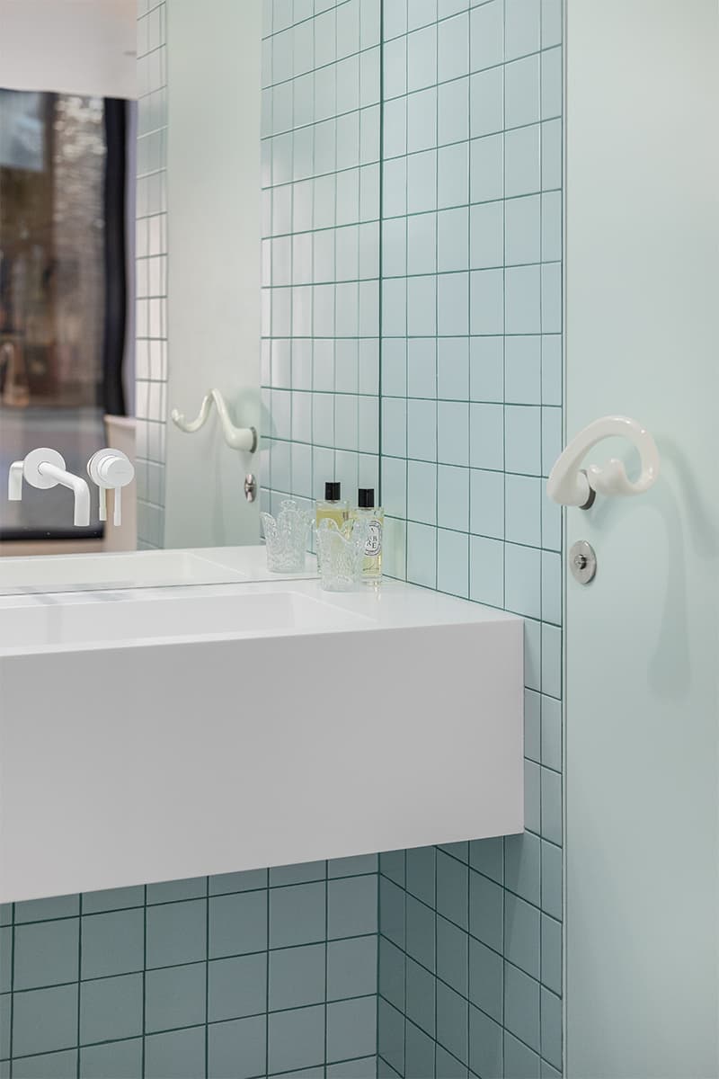 Интерьер бьюти-бара с винтажными креслами и мебелью из переработанного пластика – проект Марии Катарьян