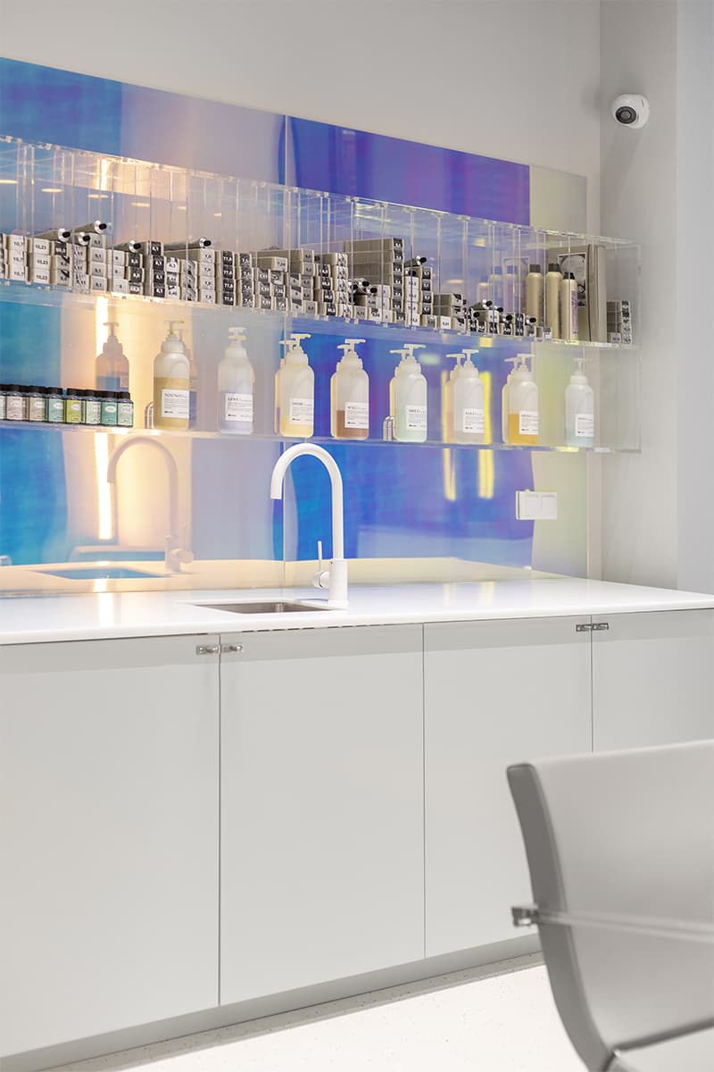 Интерьер бьюти-бара с винтажными креслами и мебелью из переработанного пластика – проект Марии Катарьян