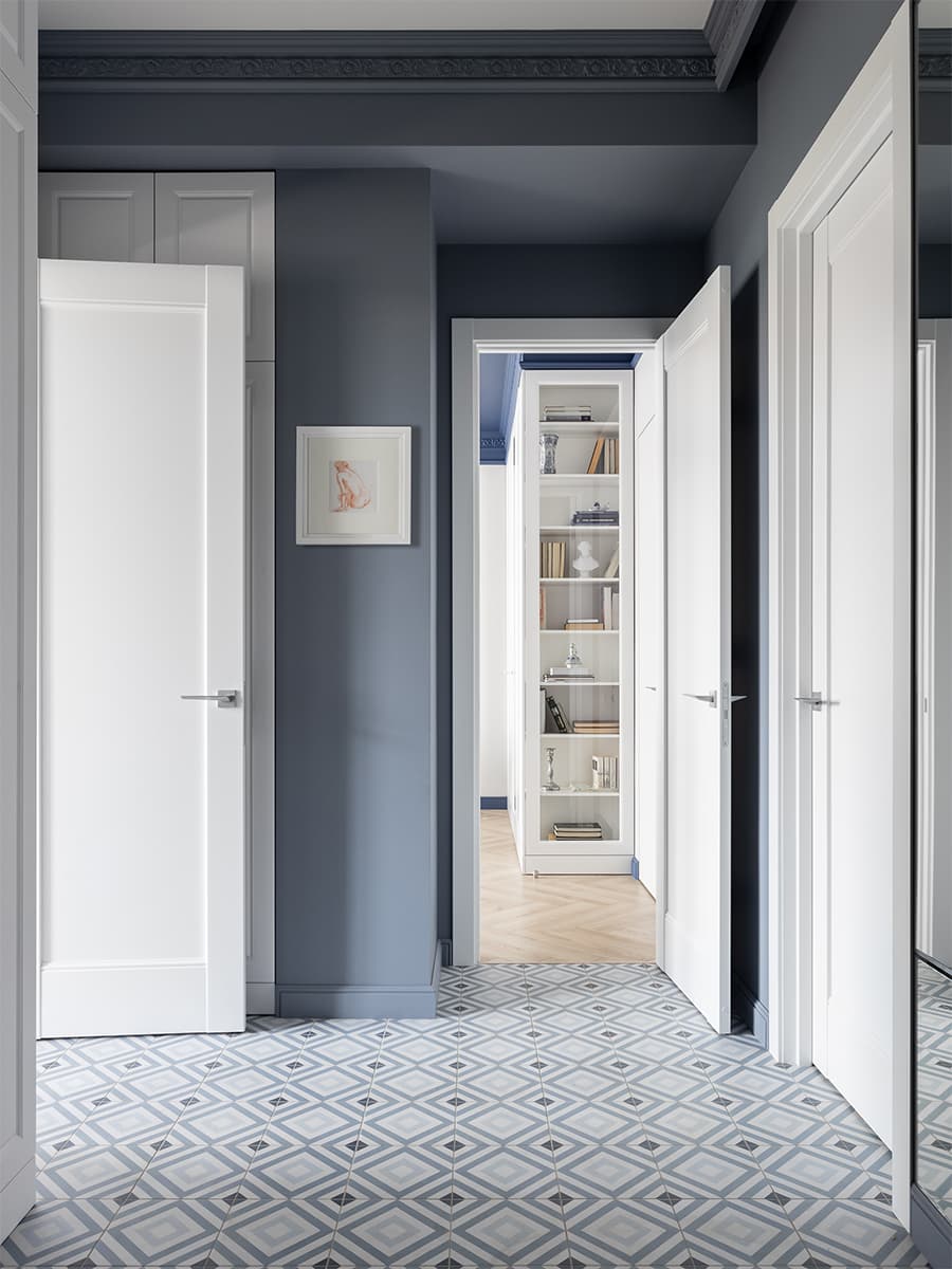 Холодные тона и эклектичная мебель в интерьере семейной квартиры – проект Яны Петровой