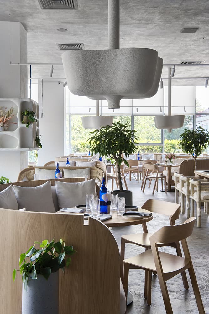 Контрастный интерьер кофейни с ярко-синими акцентами – проект бюро ARCHPOINT