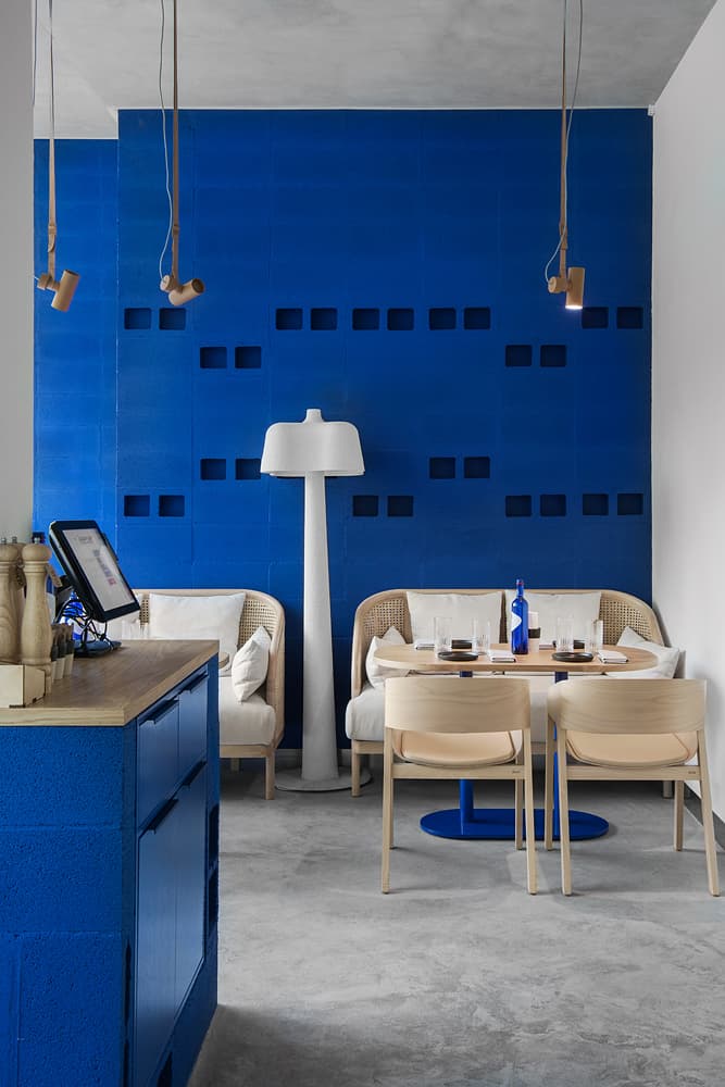 Контрастный интерьер кофейни с ярко-синими акцентами – проект бюро ARCHPOINT