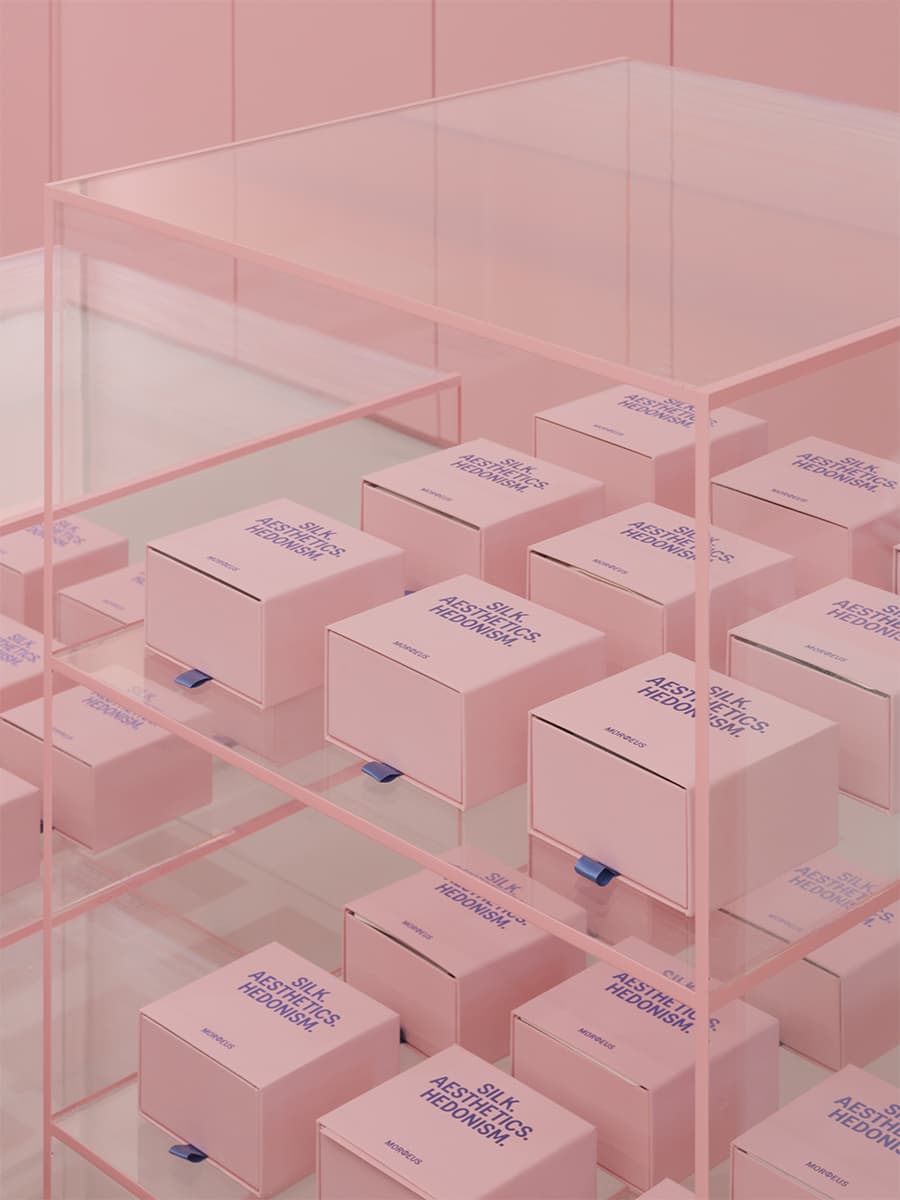 Спокойные тона в оформлении корнера постельного белья – проект Яны Брюхновой