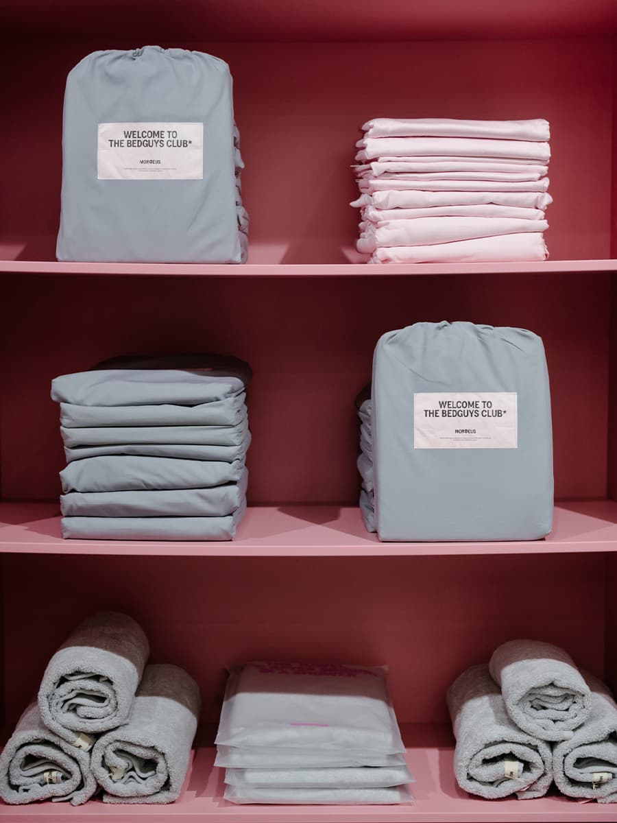 Спокойные тона в оформлении корнера постельного белья – проект Яны Брюхновой