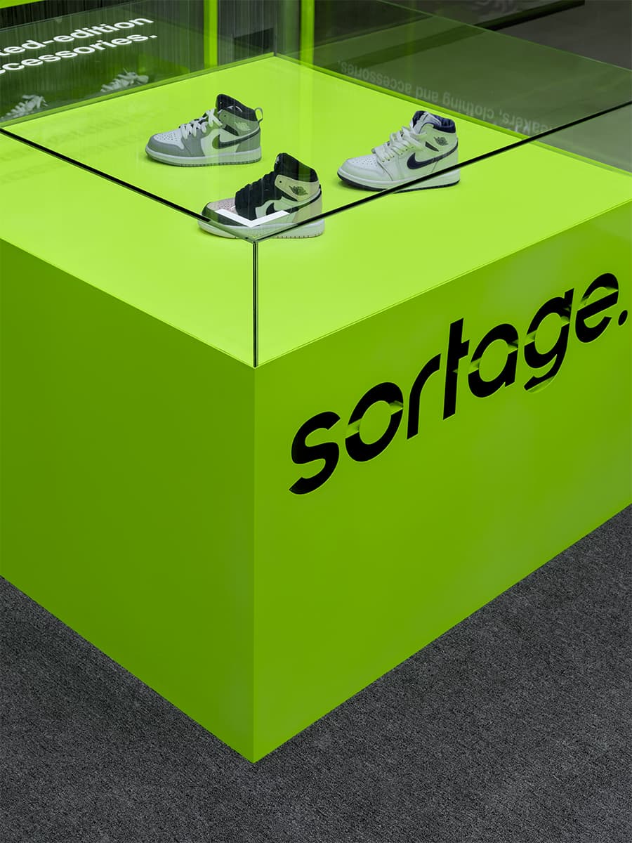 Строительная эстетика и кислотные цвета в интерьере модного концепт-стора – проект NDA Home Studio