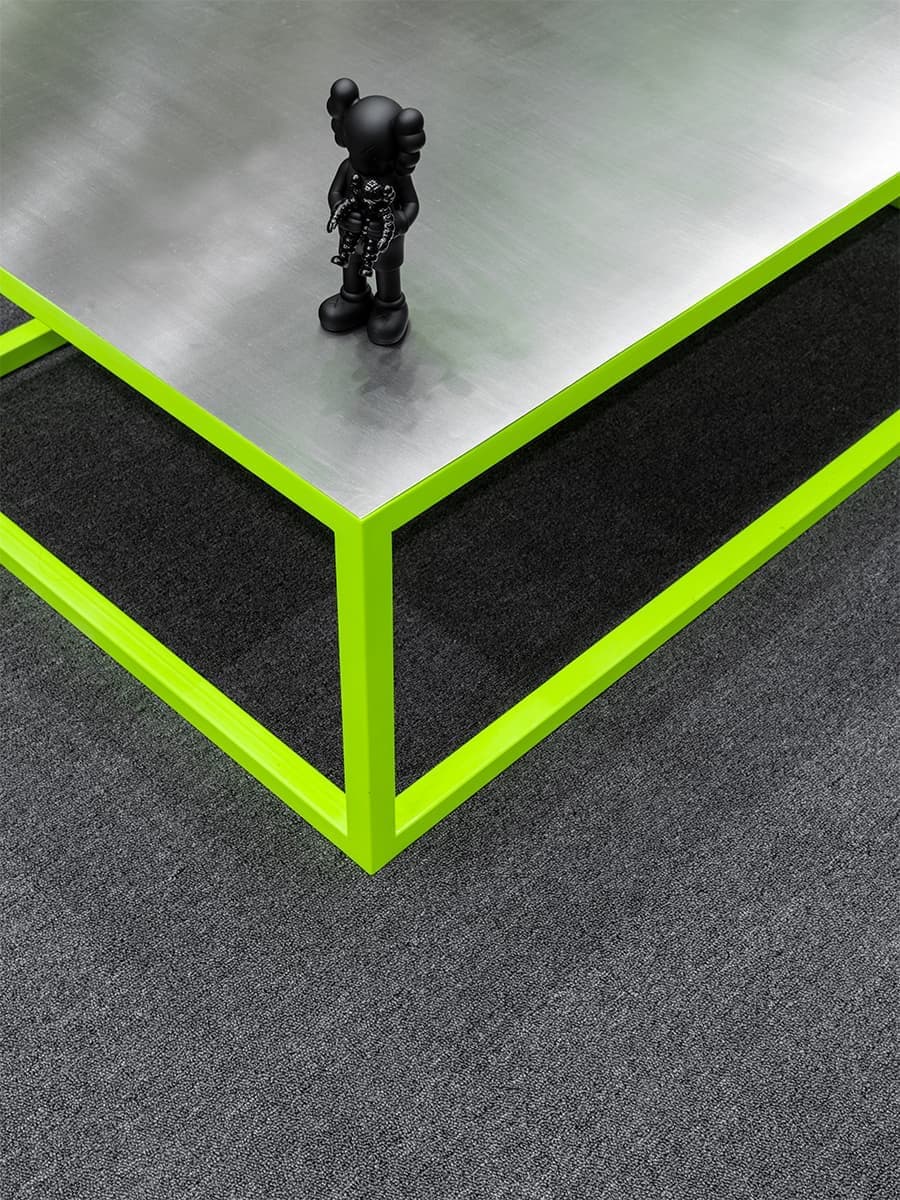 Строительная эстетика и кислотные цвета в интерьере модного концепт-стора – проект NDA Home Studio