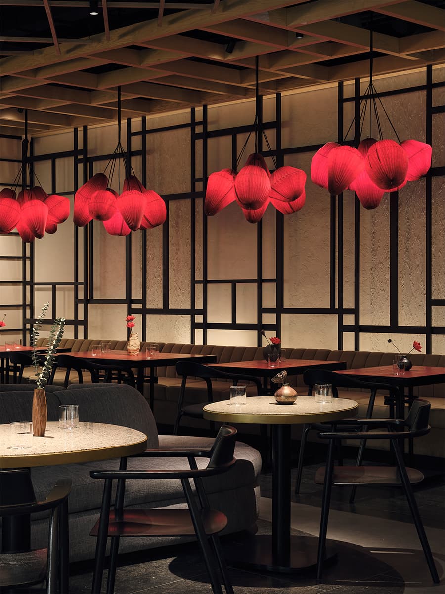 Пятьдесят текстур и покрытий в драматичном интерьере бара-ресторана – проект бюро Ideologist+ Architects и Юсуке Такахаси