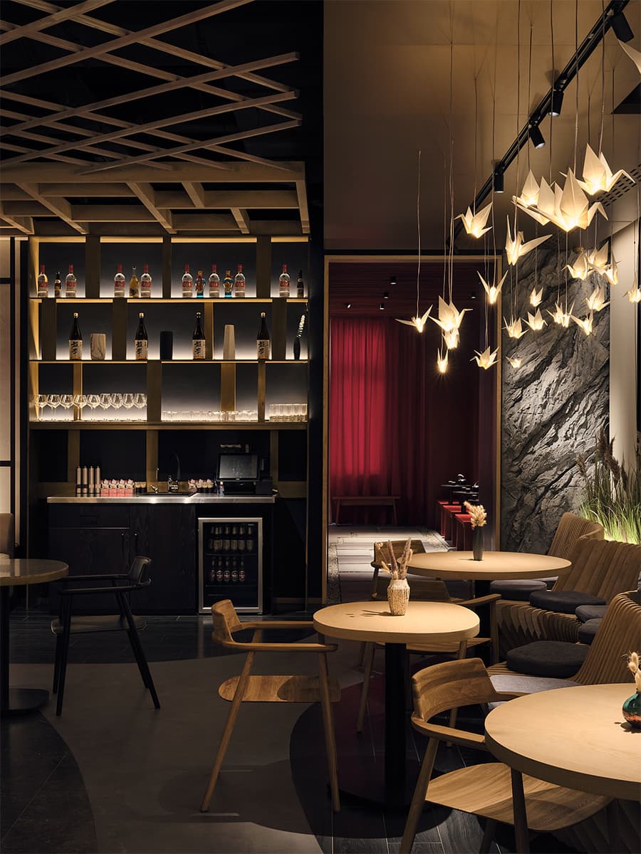 Пятьдесят текстур и покрытий в драматичном интерьере бара-ресторана – проект бюро Ideologist+ Architects и Юсуке Такахаси