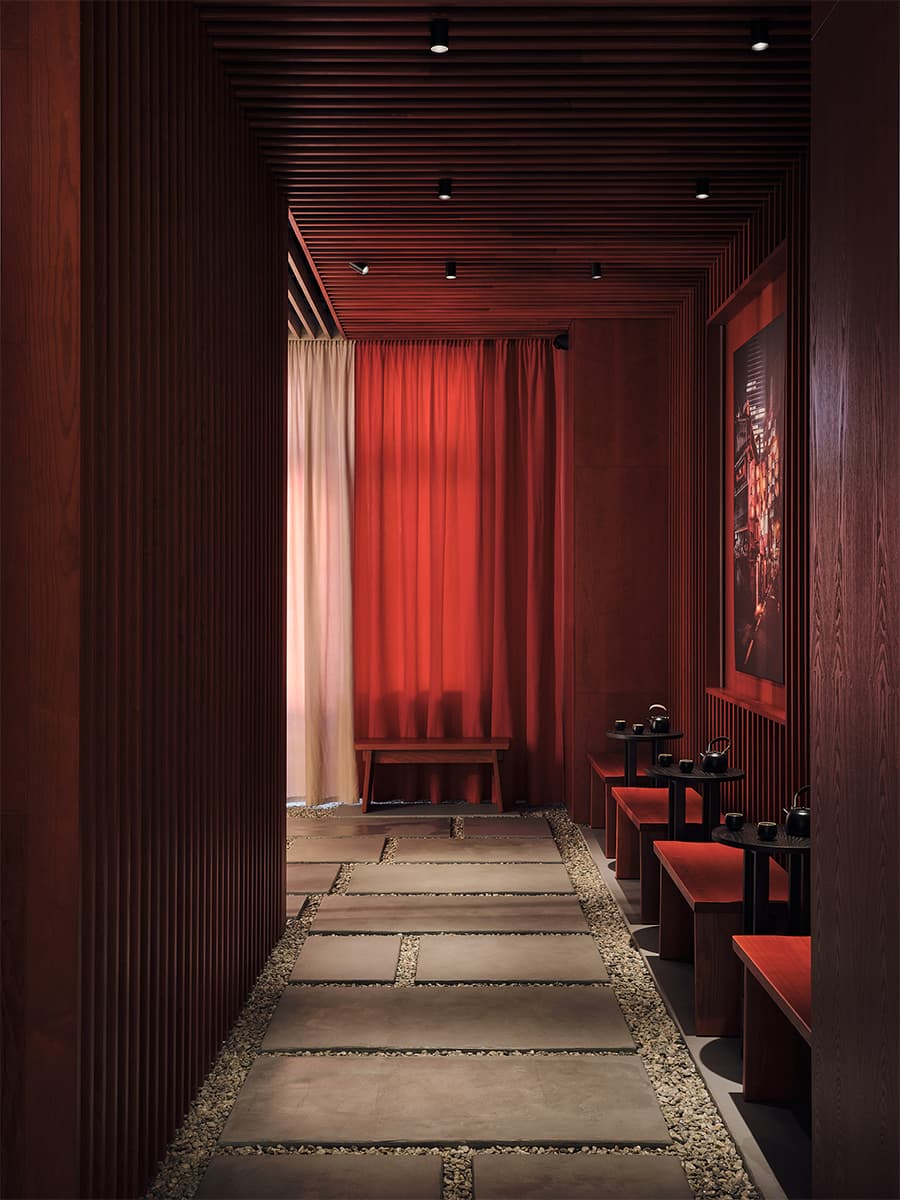 Пятьдесят текстур и покрытий в драматичном интерьере бара-ресторана – проект бюро Ideologist+ Architects и Юсуке Такахаси