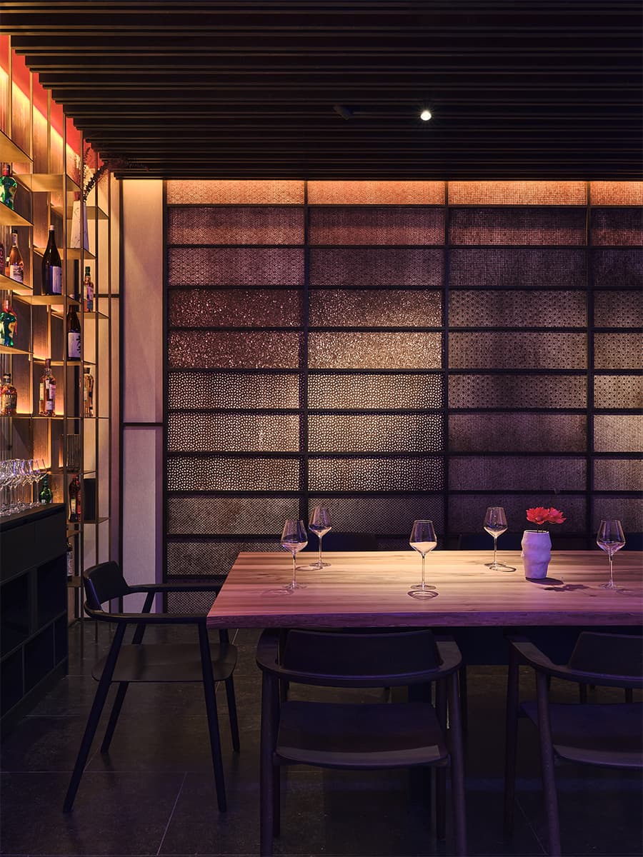 Пятьдесят текстур и покрытий в драматичном интерьере бара-ресторана – проект бюро Ideologist+ Architects и Юсуке Такахаси