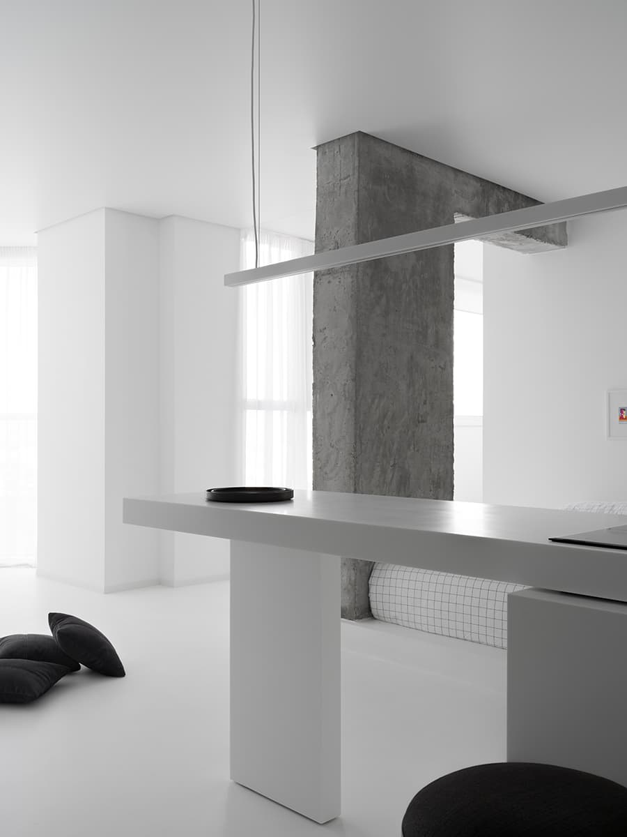 Черно-белая палитра и графичные детали в интерьере квартиры под сдачу – проект Алексея Аладашвили