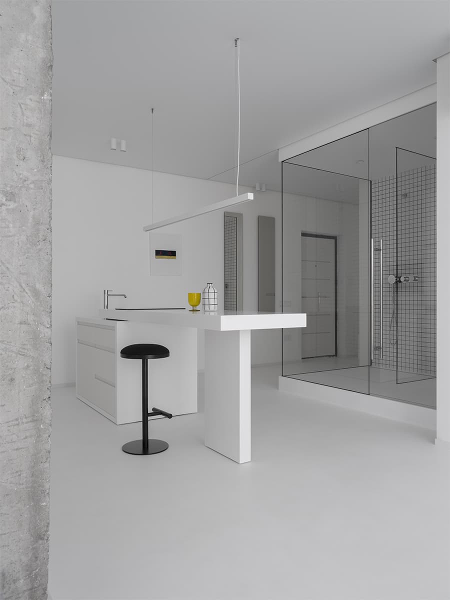 Черно-белая палитра и графичные детали в интерьере квартиры под сдачу – проект Алексея Аладашвили