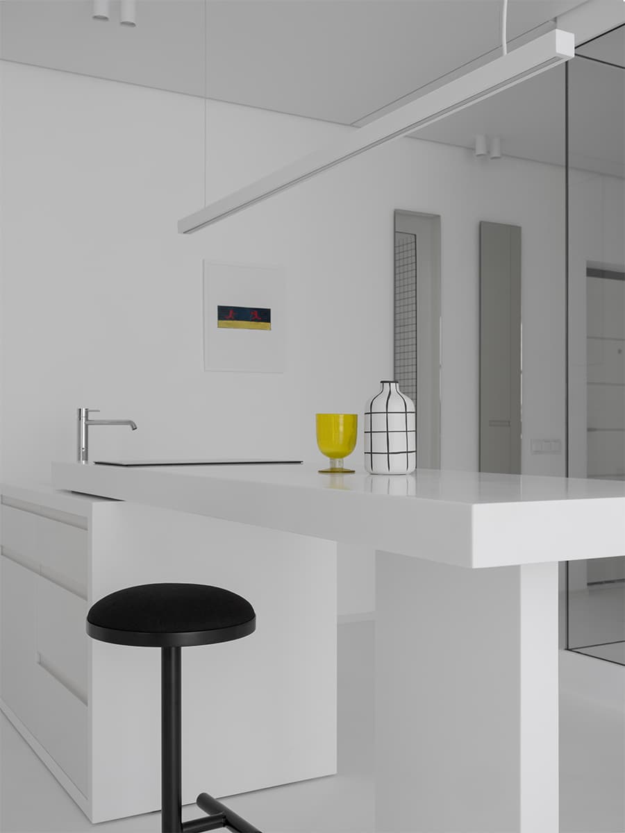 Черно-белая палитра и графичные детали в интерьере квартиры под сдачу – проект Алексея Аладашвили