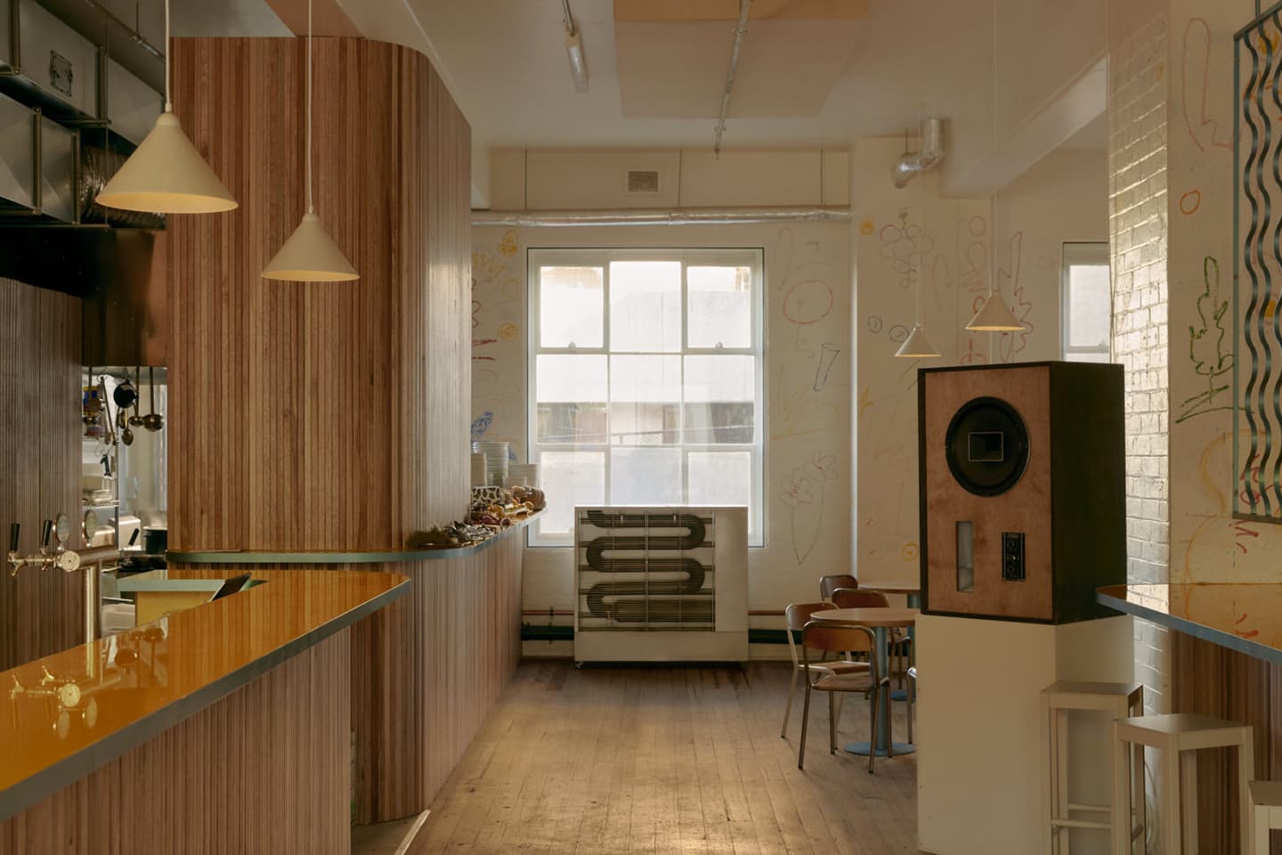 Эстетика ретро и детские рисунки в интерьере офиса радиостанции – проект Питера Фредерика Коула