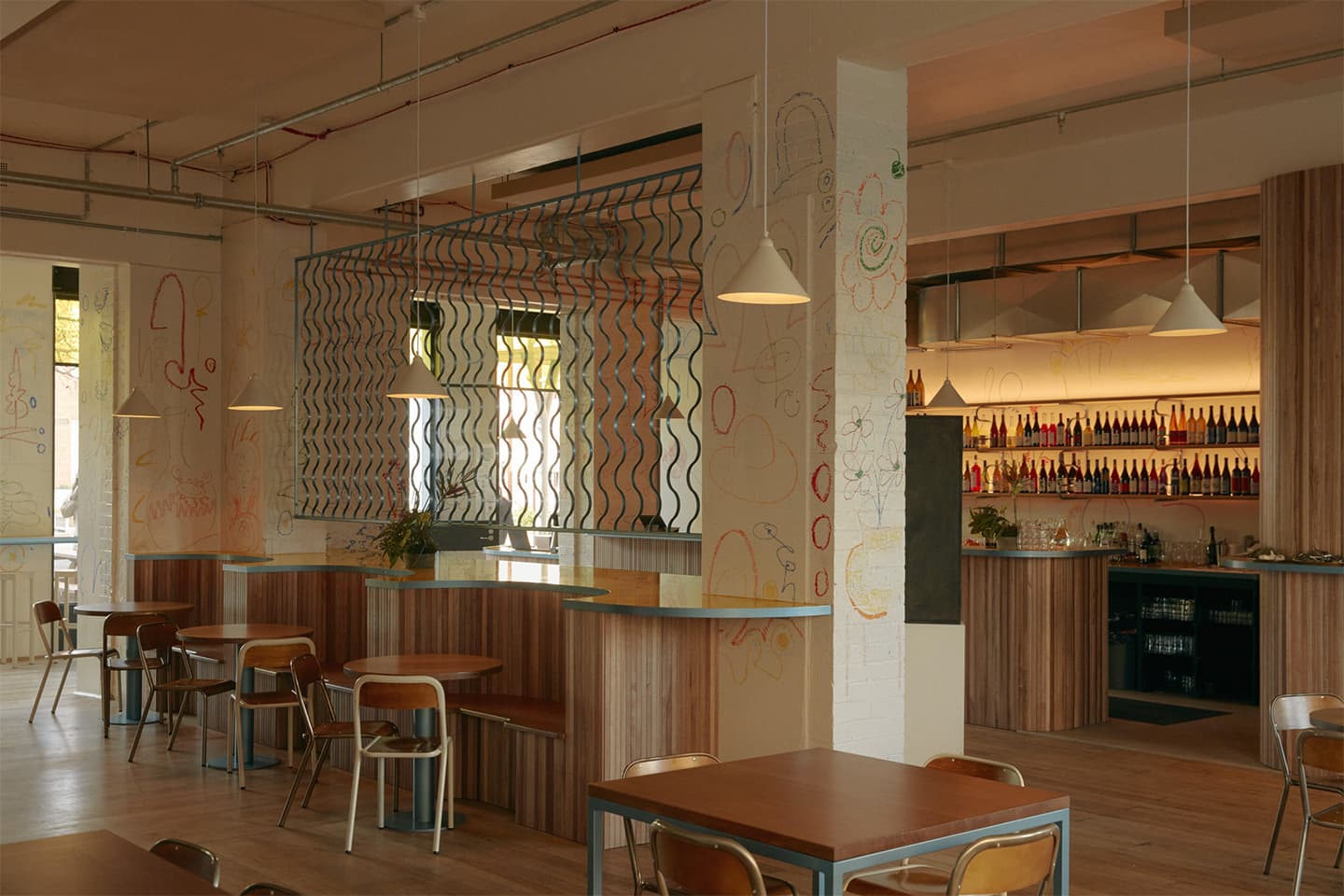 Эстетика ретро и детские рисунки в интерьере офиса радиостанции – проект Питера Фредерика Коула