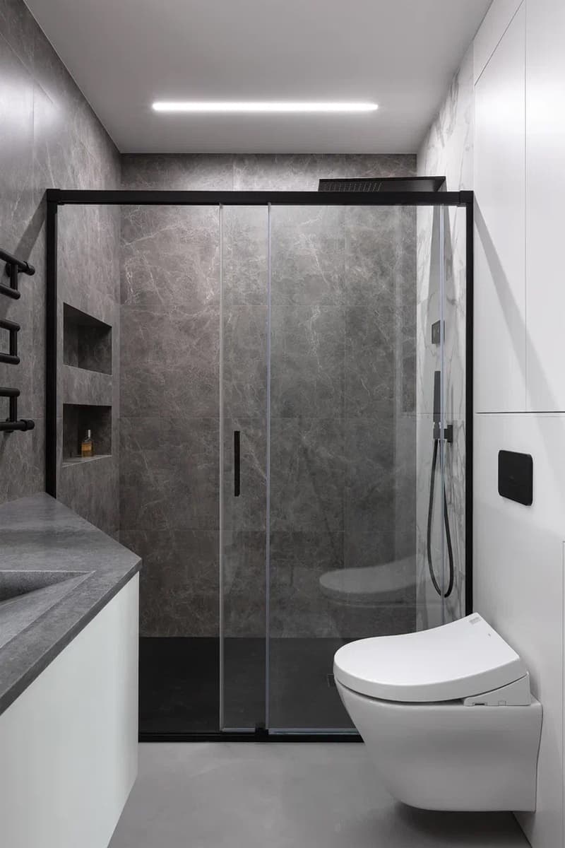 Глубокие серо-синие оттенки в интерьере квартиры для холостяка – проект студии IQHouse