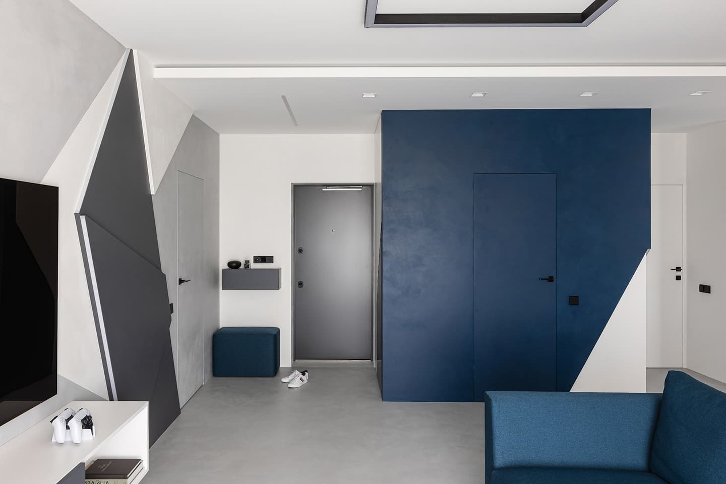 Глубокие серо-синие оттенки в интерьере квартиры для холостяка – проект студии IQHouse