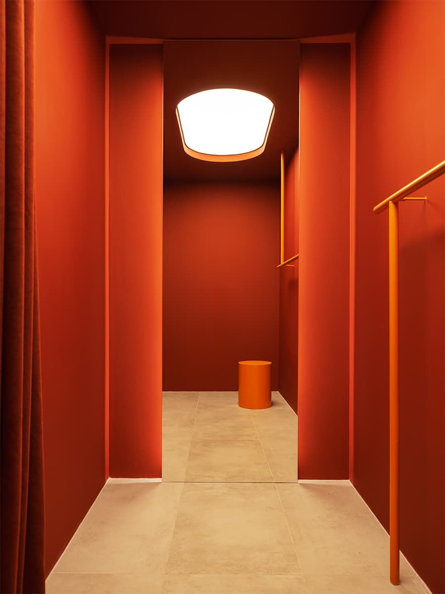 Будуар с эстетикой космического корабля: захватывающий интерьер магазина Sorelle – проект Александры Бурмистровой