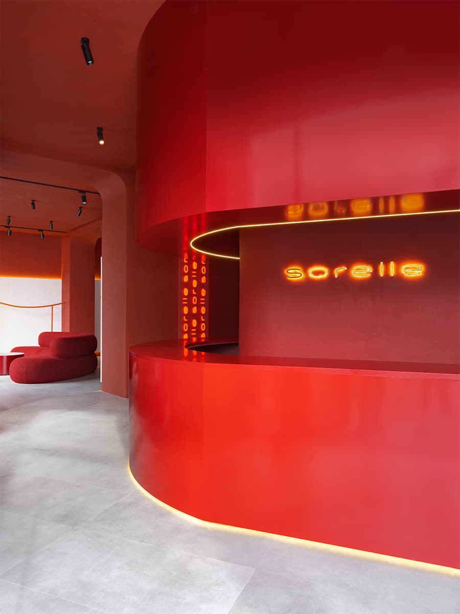 Будуар с эстетикой космического корабля: захватывающий интерьер магазина Sorelle – проект Александры Бурмистровой