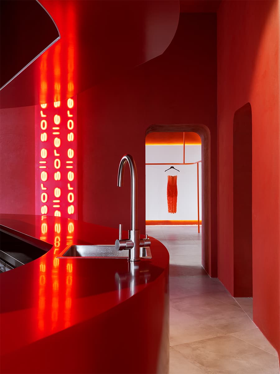 Будуар с эстетикой космического корабля: захватывающий интерьер магазина Sorelle – проект Александры Бурмистровой