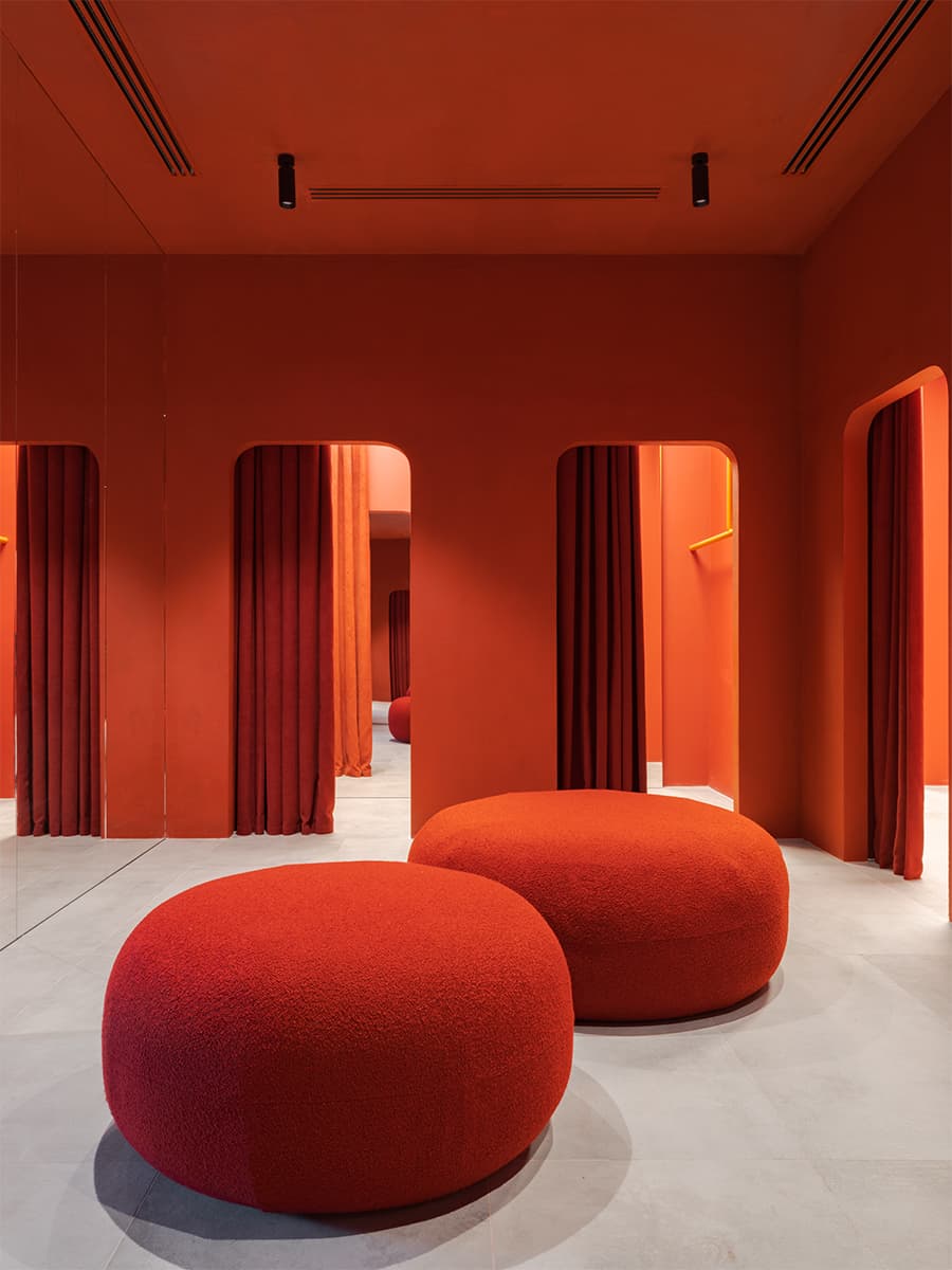 Будуар с эстетикой космического корабля: захватывающий интерьер магазина Sorelle – проект Александры Бурмистровой