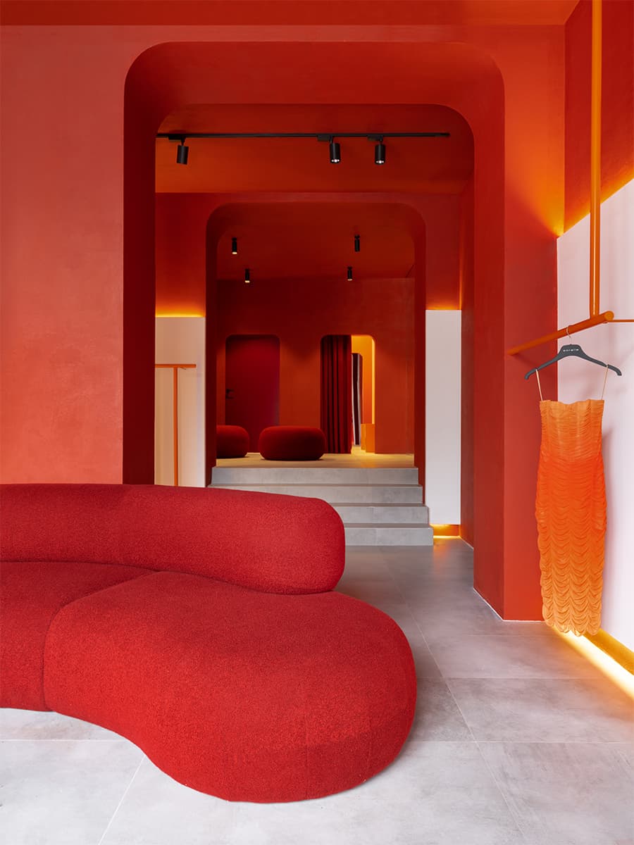 Будуар с эстетикой космического корабля: захватывающий интерьер магазина Sorelle – проект Александры Бурмистровой