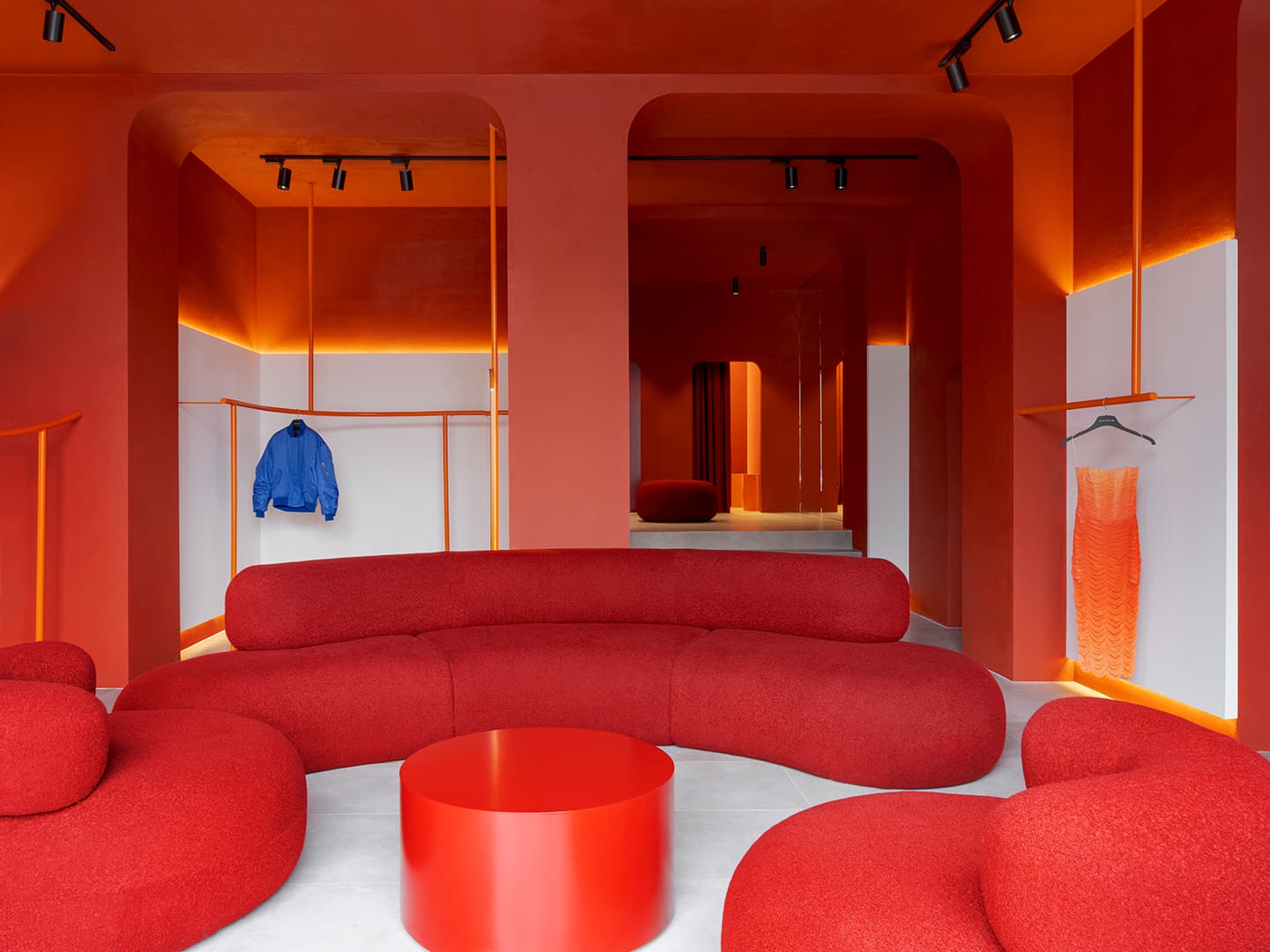 Будуар с эстетикой космического корабля: захватывающий интерьер магазина Sorelle – проект Александры Бурмистровой