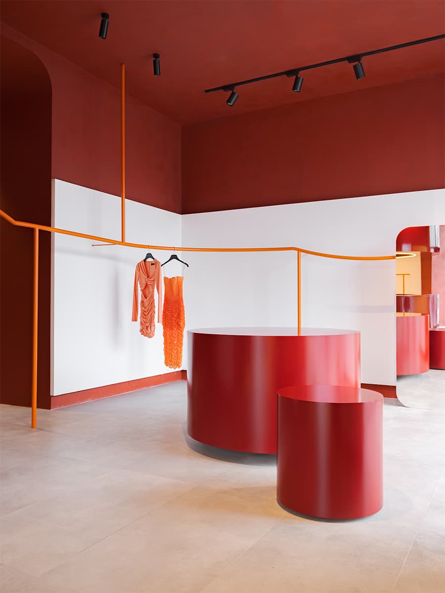 Будуар с эстетикой космического корабля: захватывающий интерьер магазина Sorelle – проект Александры Бурмистровой