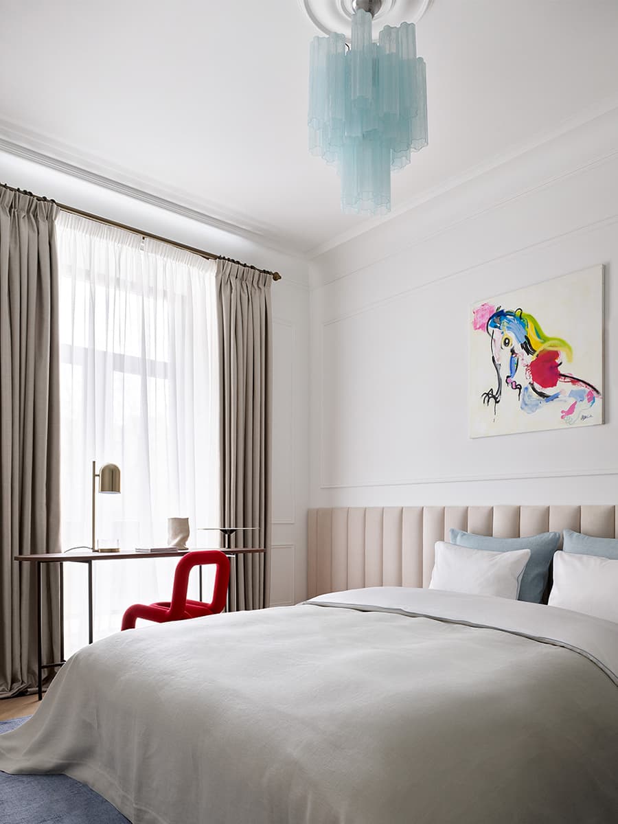 Квартира в клубном доме с молдингами, лепниной и декоративным камином – проект Elements Design Studio