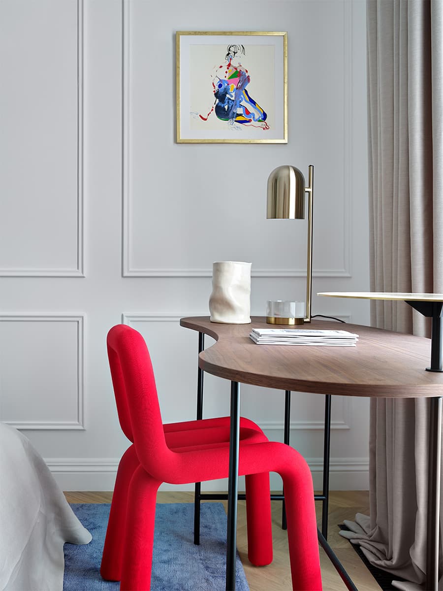 Квартира в клубном доме с молдингами, лепниной и декоративным камином – проект Elements Design Studio