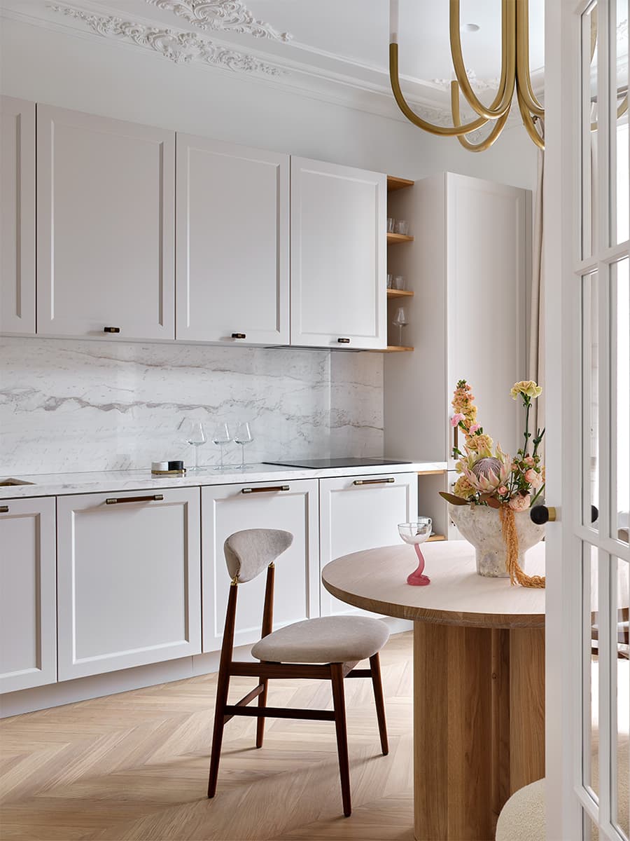 Квартира в клубном доме с молдингами, лепниной и декоративным камином – проект Elements Design Studio