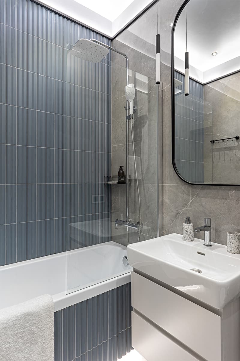 Графичные перегородки, стекло и дерево в интерьере для молодого человека – проект дизайн-студии Albina Muna