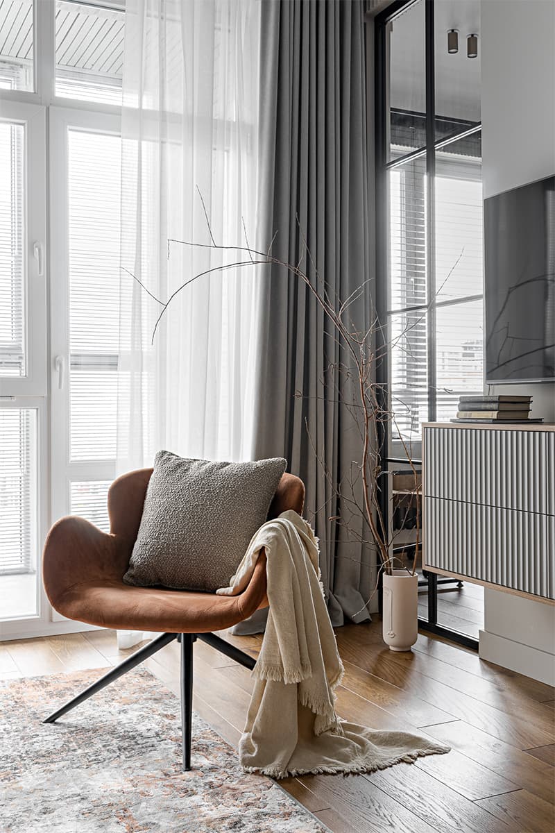 Графичные перегородки, стекло и дерево в интерьере для молодого человека – проект дизайн-студии Albina Muna