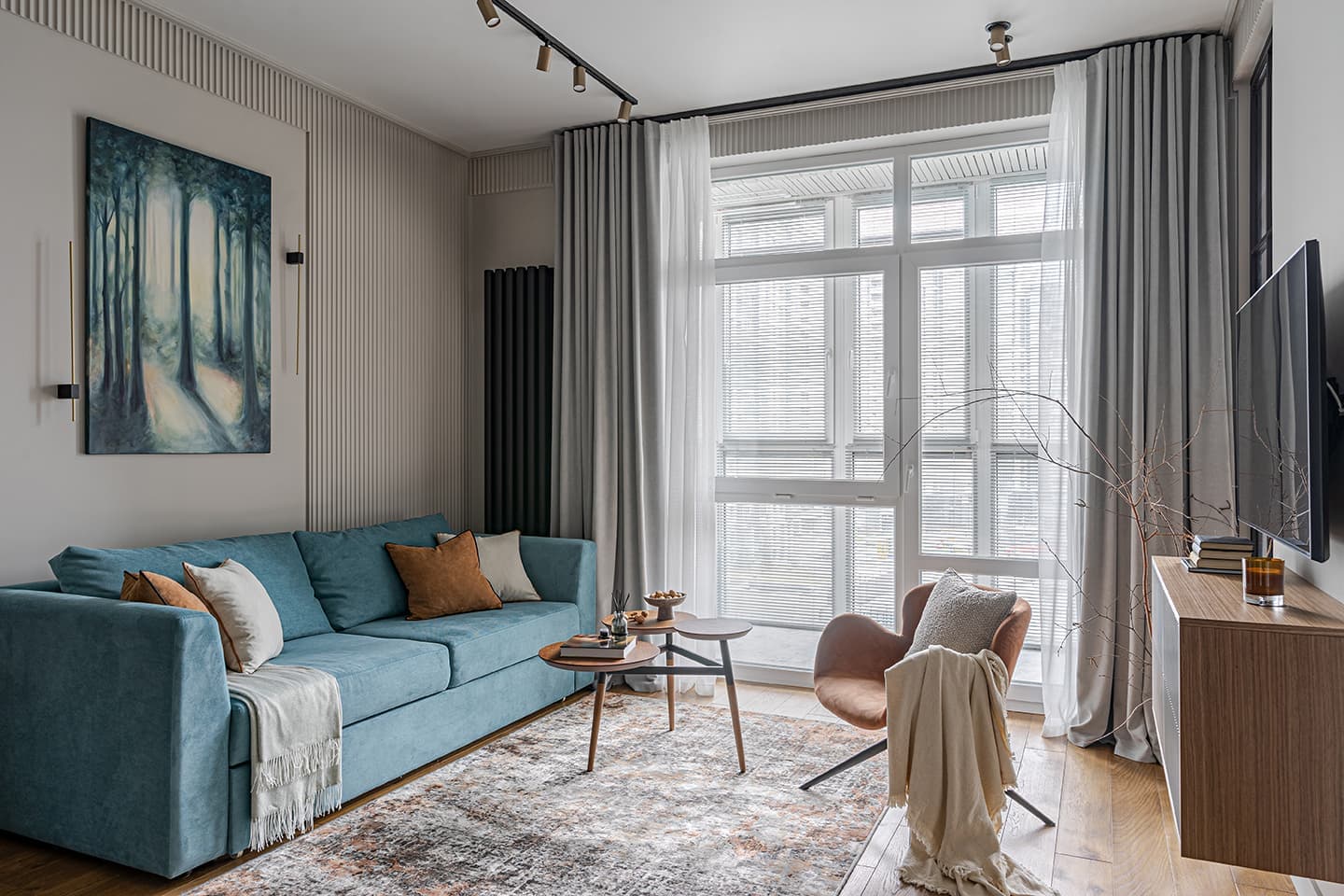 Графичные перегородки, стекло и дерево в интерьере для молодого человека – проект дизайн-студии Albina Muna