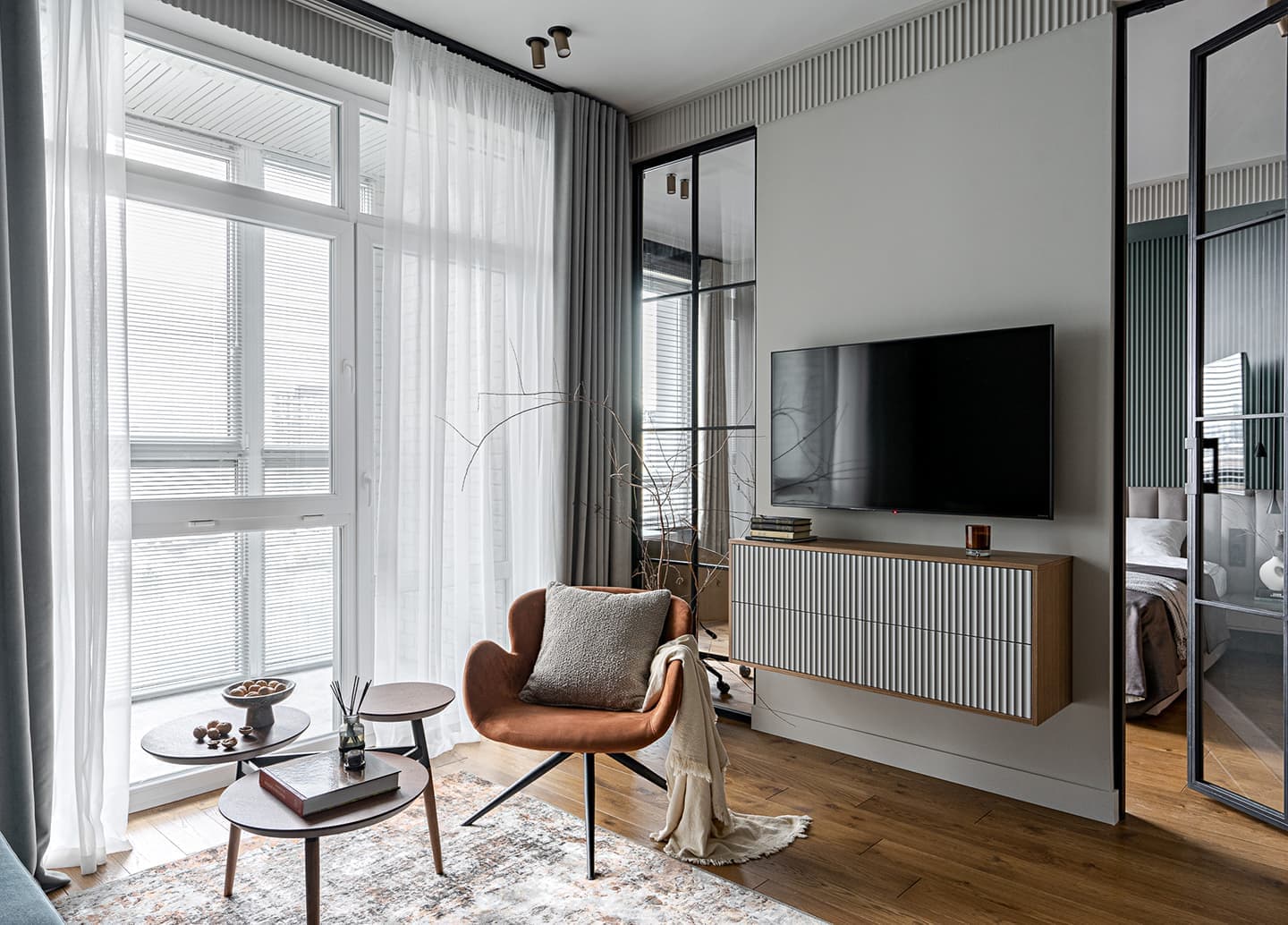 Графичные перегородки, стекло и дерево в интерьере для молодого человека – проект дизайн-студии Albina Muna