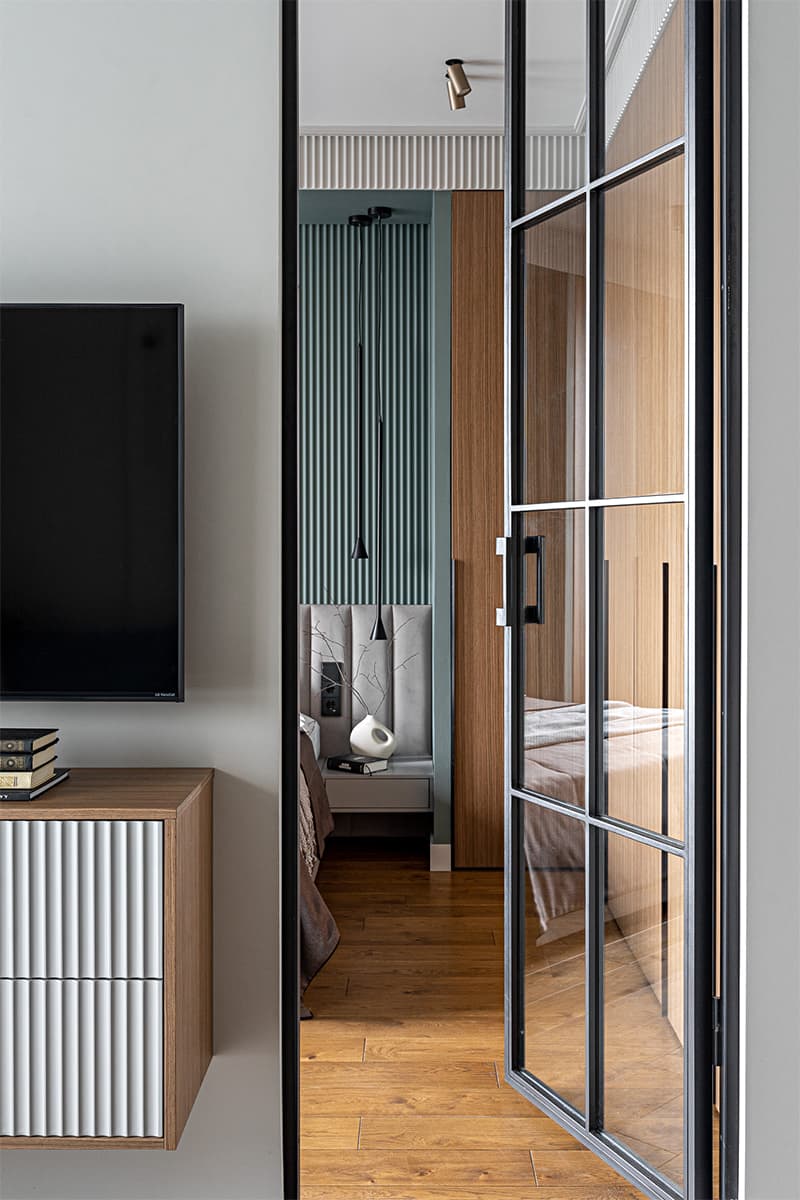 Графичные перегородки, стекло и дерево в интерьере для молодого человека – проект дизайн-студии Albina Muna