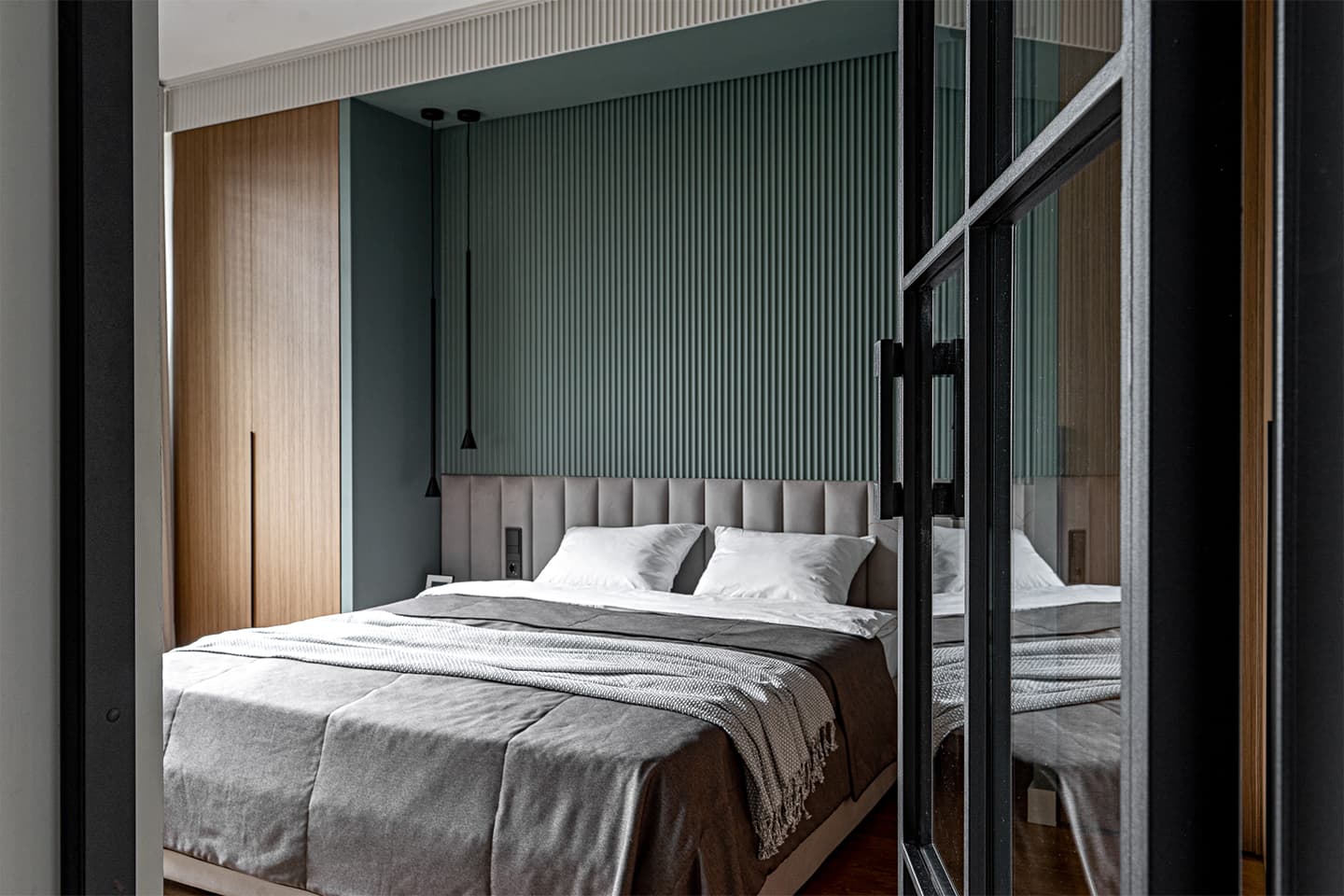 Графичные перегородки, стекло и дерево в интерьере для молодого человека – проект дизайн-студии Albina Muna