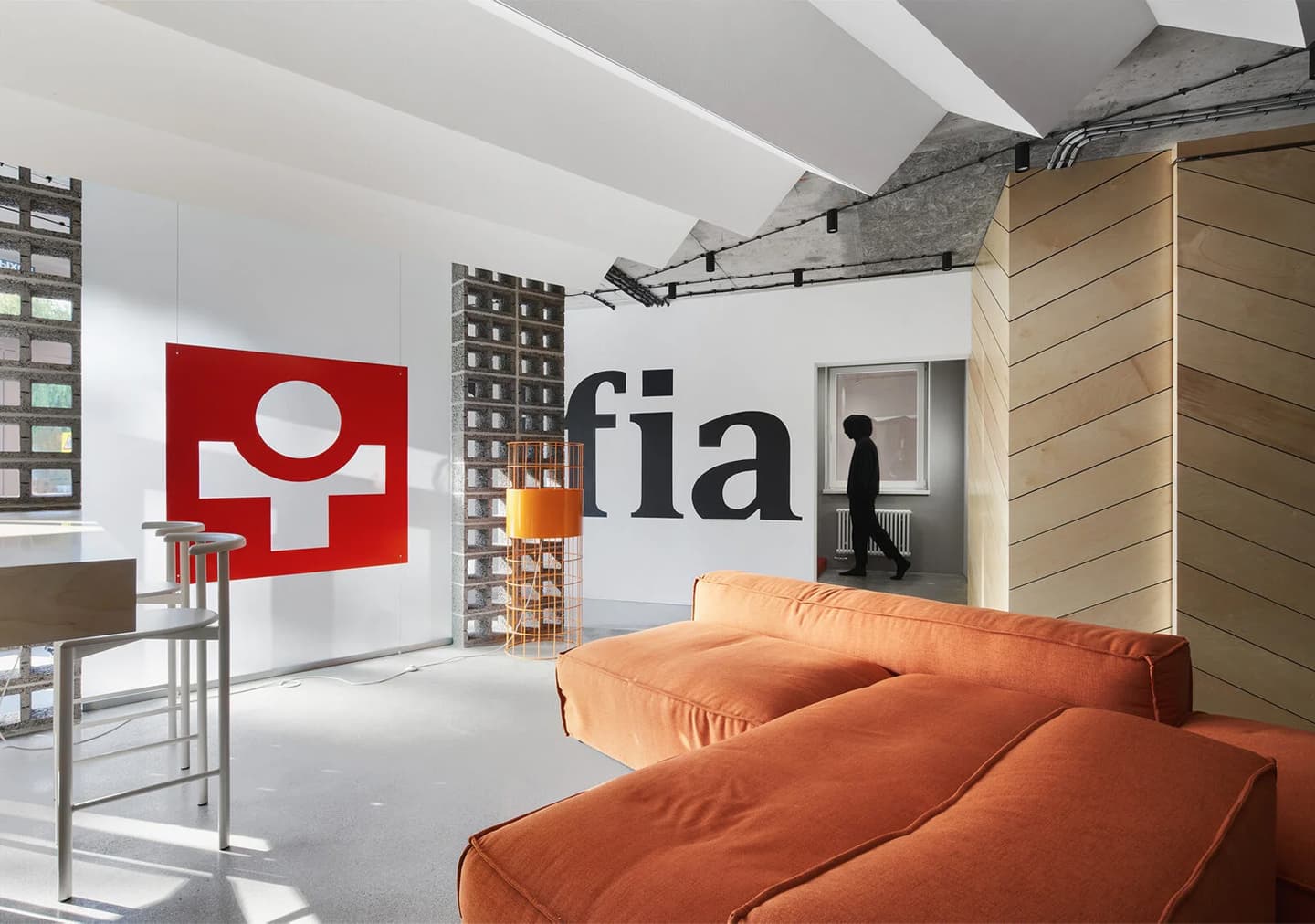 Индустриальные мотивы и умное зонирование в интерьере офиса IT-компании – проект LINE DESIGN STUDIO