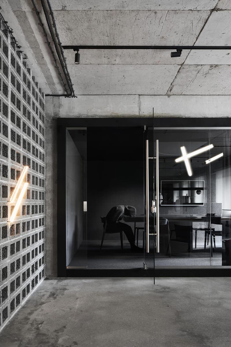 Индустриальные мотивы и умное зонирование в интерьере офиса IT-компании – проект LINE DESIGN STUDIO