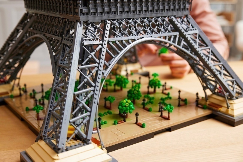 Lego представили модель Эйфелевой башни высотой больше метра