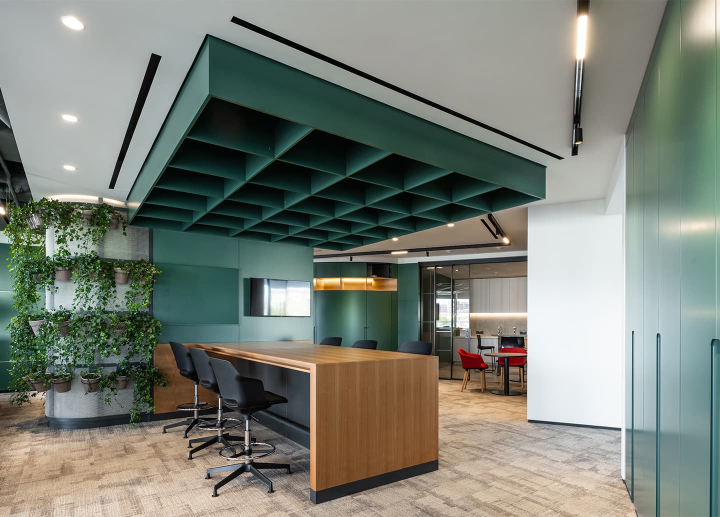 Свежая красно-зеленая палитра в интерьере офиса строительной компании – проект бюро T+T Architects