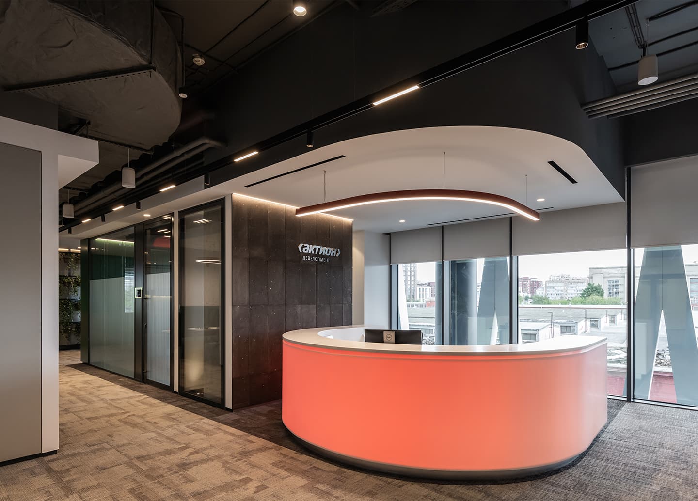 Свежая красно-зеленая палитра в интерьере офиса строительной компании – проект бюро T+T Architects