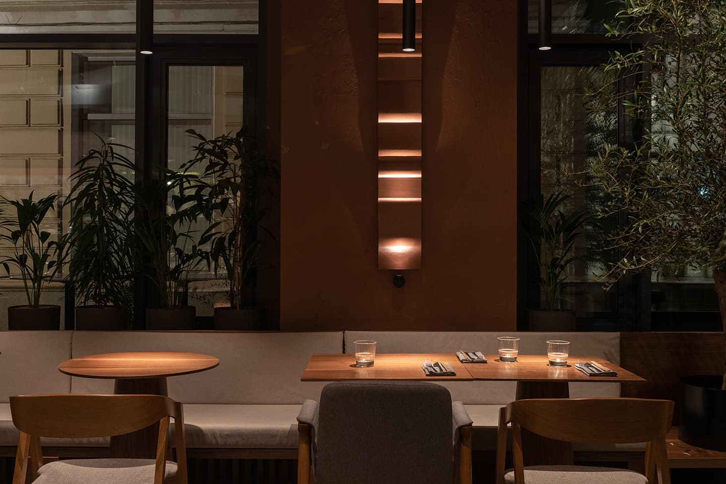 «Эффект бабочки» и терракотовая палитра в интерьере паназиатского бистро – проект KIDZ Design Studio