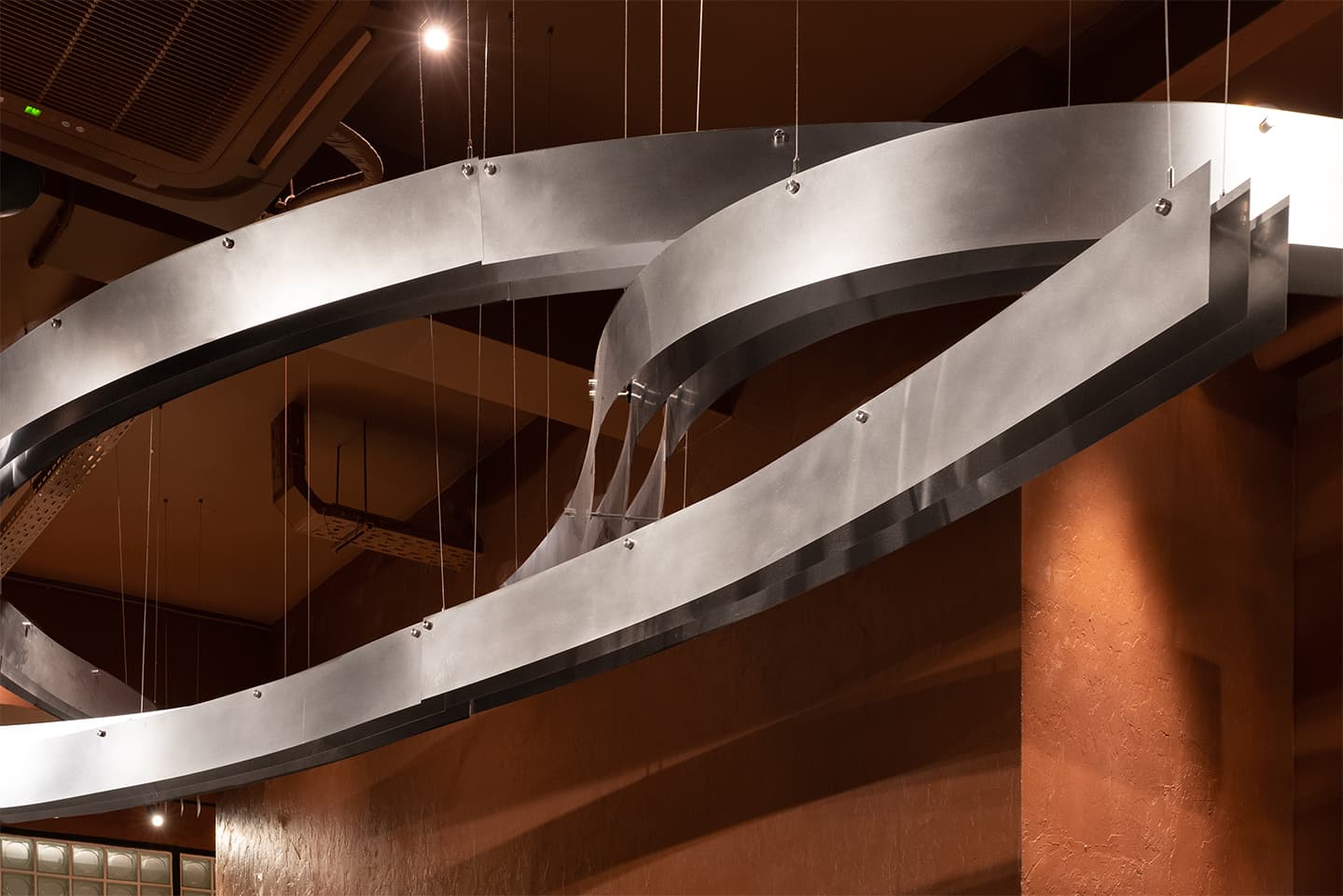 «Эффект бабочки» и терракотовая палитра в интерьере паназиатского бистро – проект KIDZ Design Studio