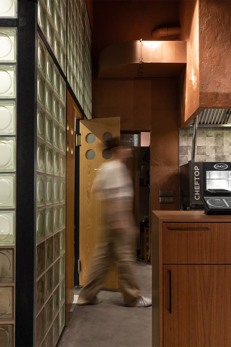 «Эффект бабочки» и терракотовая палитра в интерьере паназиатского бистро – проект KIDZ Design Studio