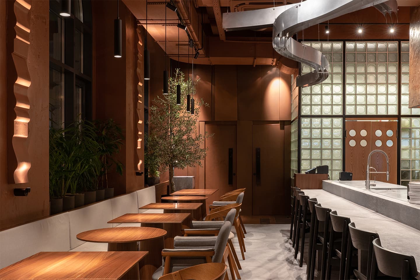 «Эффект бабочки» и терракотовая палитра в интерьере паназиатского бистро – проект KIDZ Design Studio