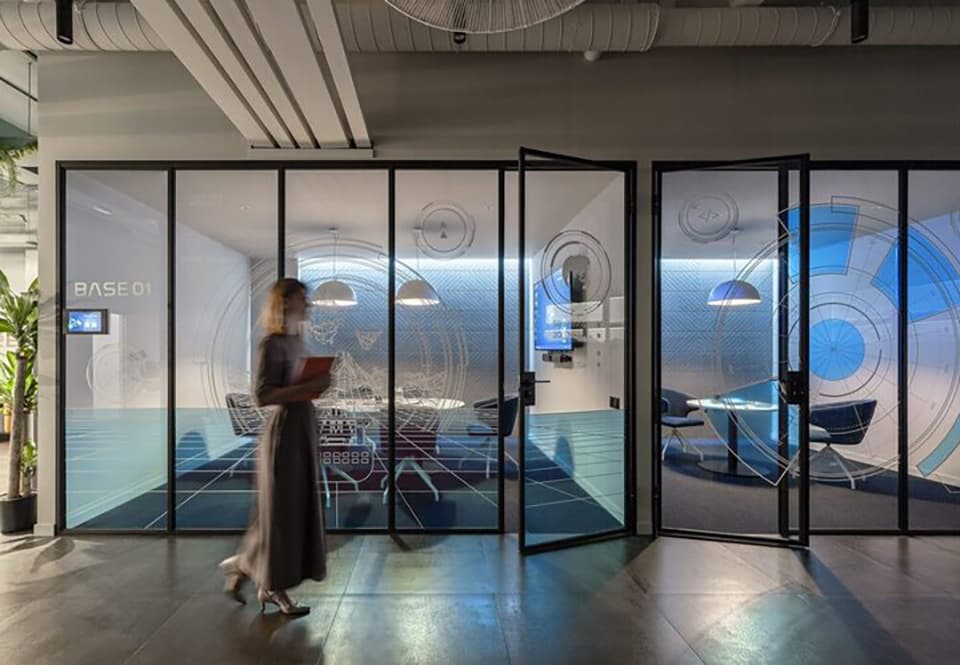 Футуристичные сюжеты и гибкая планировка в интерьере офиса – проект ENTER-ra Design Studio