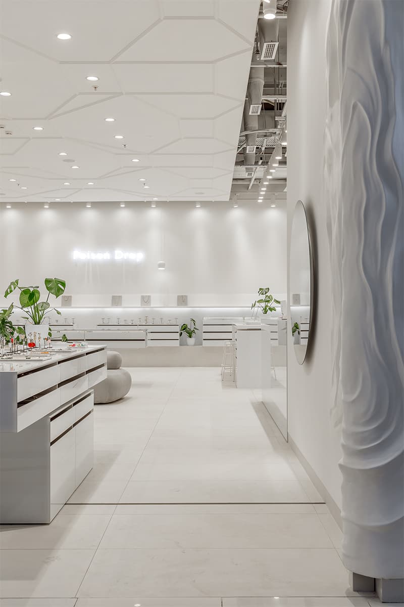Белоснежный интерьер для модного магазина украшений – проект бюро Синица и Насти Колчиной