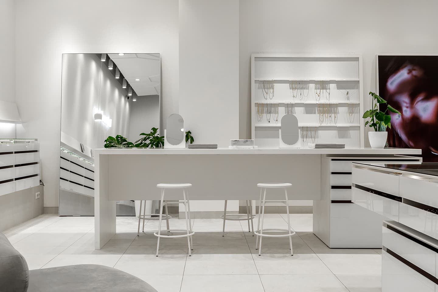 Белоснежный интерьер для модного магазина украшений – проект бюро Синица и Насти Колчиной