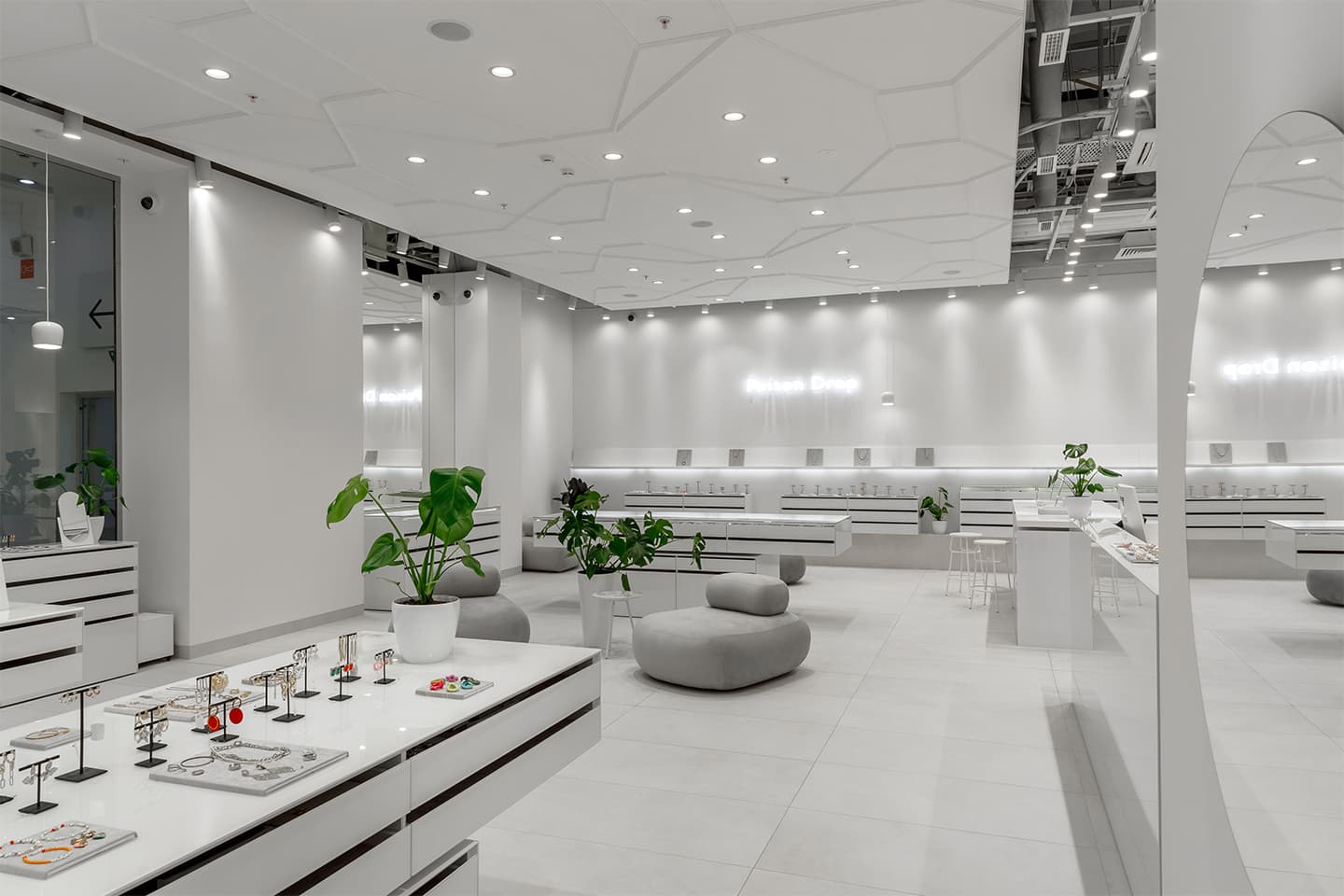 Белоснежный интерьер для модного магазина украшений – проект бюро Синица и Насти Колчиной
