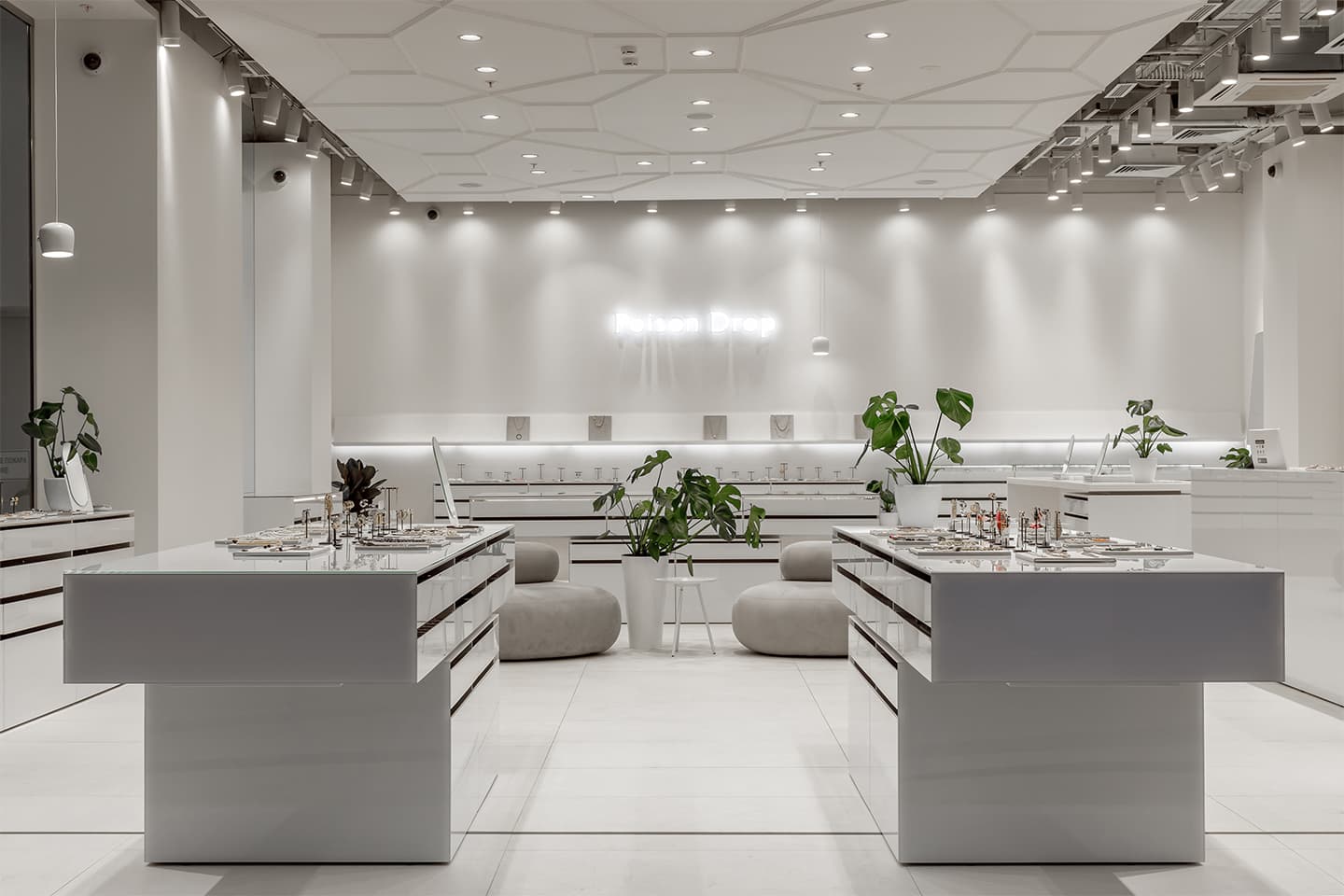 Белоснежный интерьер для модного магазина украшений – проект бюро Синица и Насти Колчиной